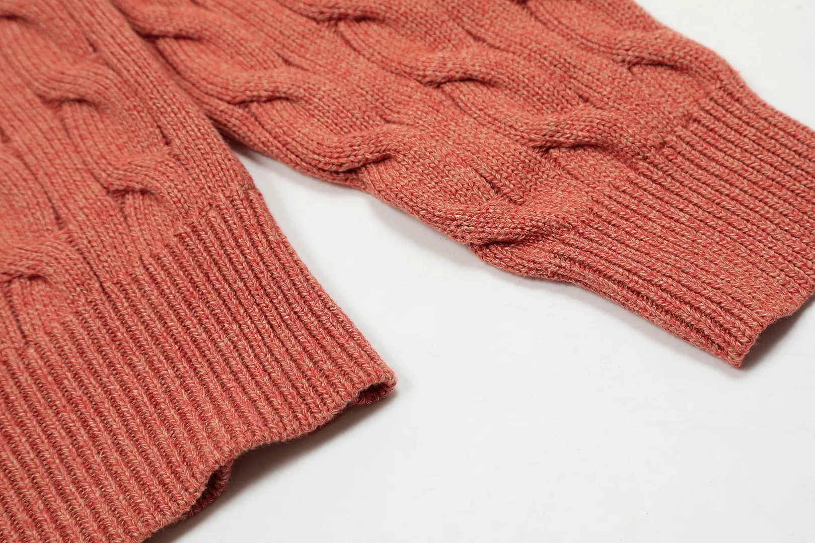 VIVI127 vivienne west wood Pay attention to the three-color splicing thread, Queen Mother West, Vivian, heavy twist twist rope craft classic cardigan, knitted sweater wool, 2024 autumn latest style. Highlight one: 24 latest three-color splicing thread. Up close, there is a gradient effect. Three kinds of same-color and different-color floral threads are interlaced and spliced to make it more advanced and more selling points. Highlight two: 30% wool content. It is blended with sheep wool and has high quality. Anti-pilling technology, not easy to pill. 2.3: Popular version, the upper body is slimmer and not picky. 2.4: JD Maillard autumn and winter color matching. The color matching is very mysterious and atmospheric. Compared with popular styles, it is more special. Size: S -M- L. Color: Three-color purple, three-color brown and orange, three-color coffee.